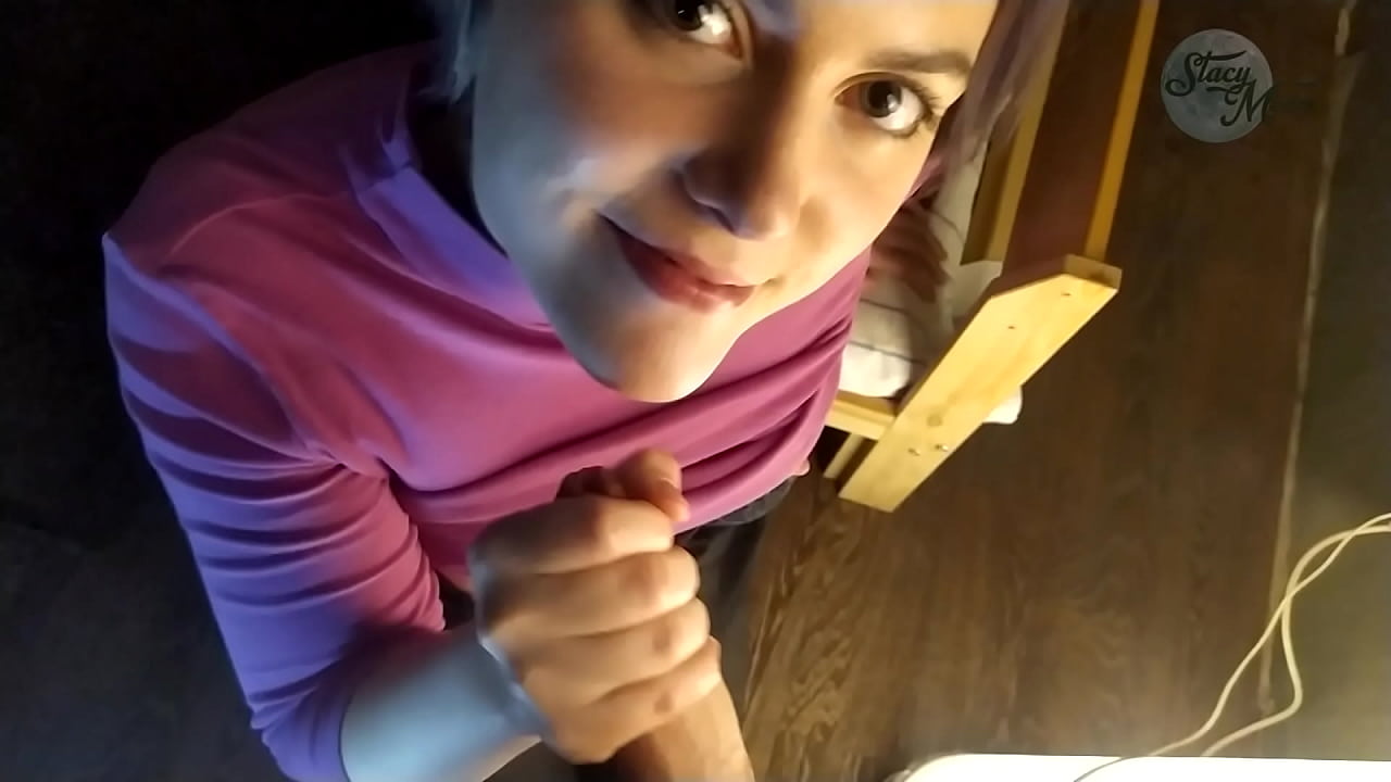 Porn tipicu russu in casa cù una trama di cazzo è una bona gola profonda