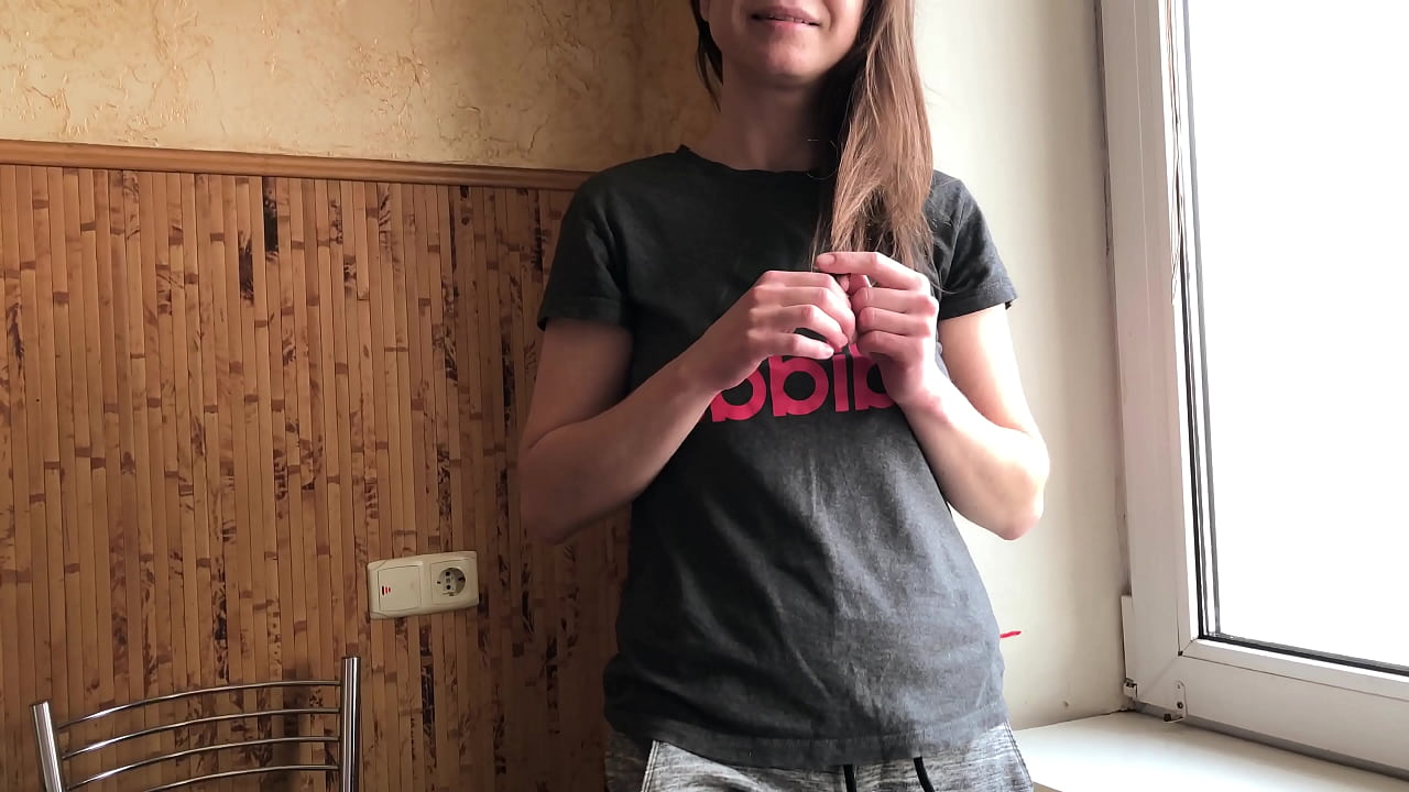 U fratellu hà aiutatu à a sorella à rilassate prima di a prima data. Dilettante russu cun parlante